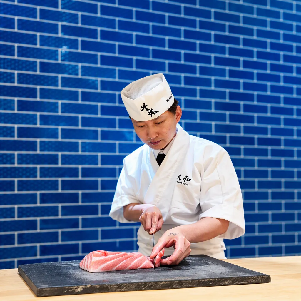 大和壽司 casebook cover: a chef slicing tuna in front of a blue tiled wall